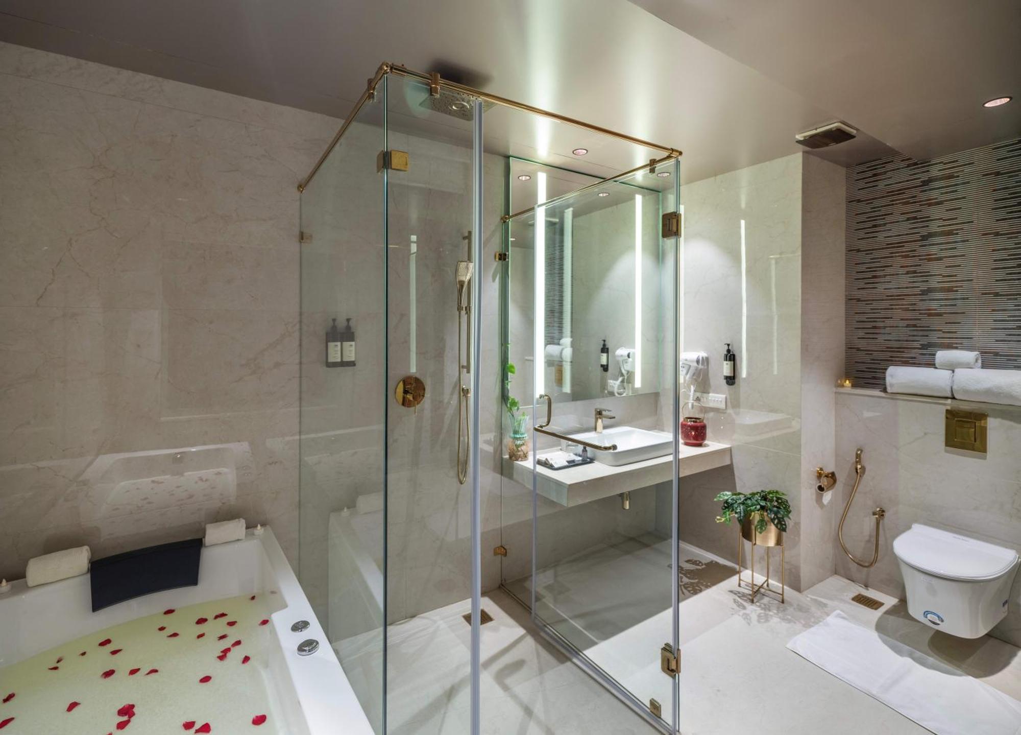 Uday Suites - The Airport Hotel Thiruvananthapuram Esterno foto
