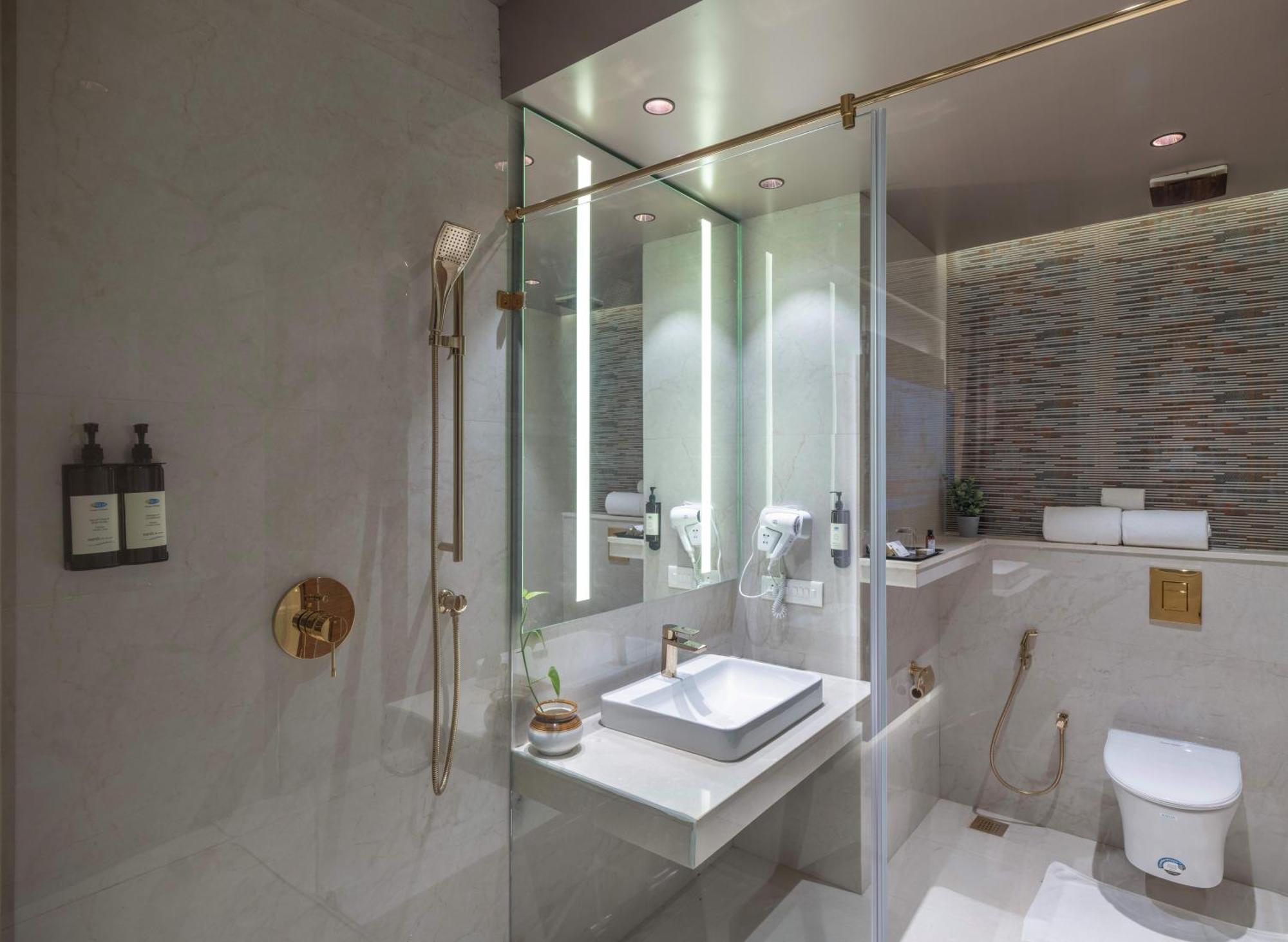 Uday Suites - The Airport Hotel Thiruvananthapuram Esterno foto
