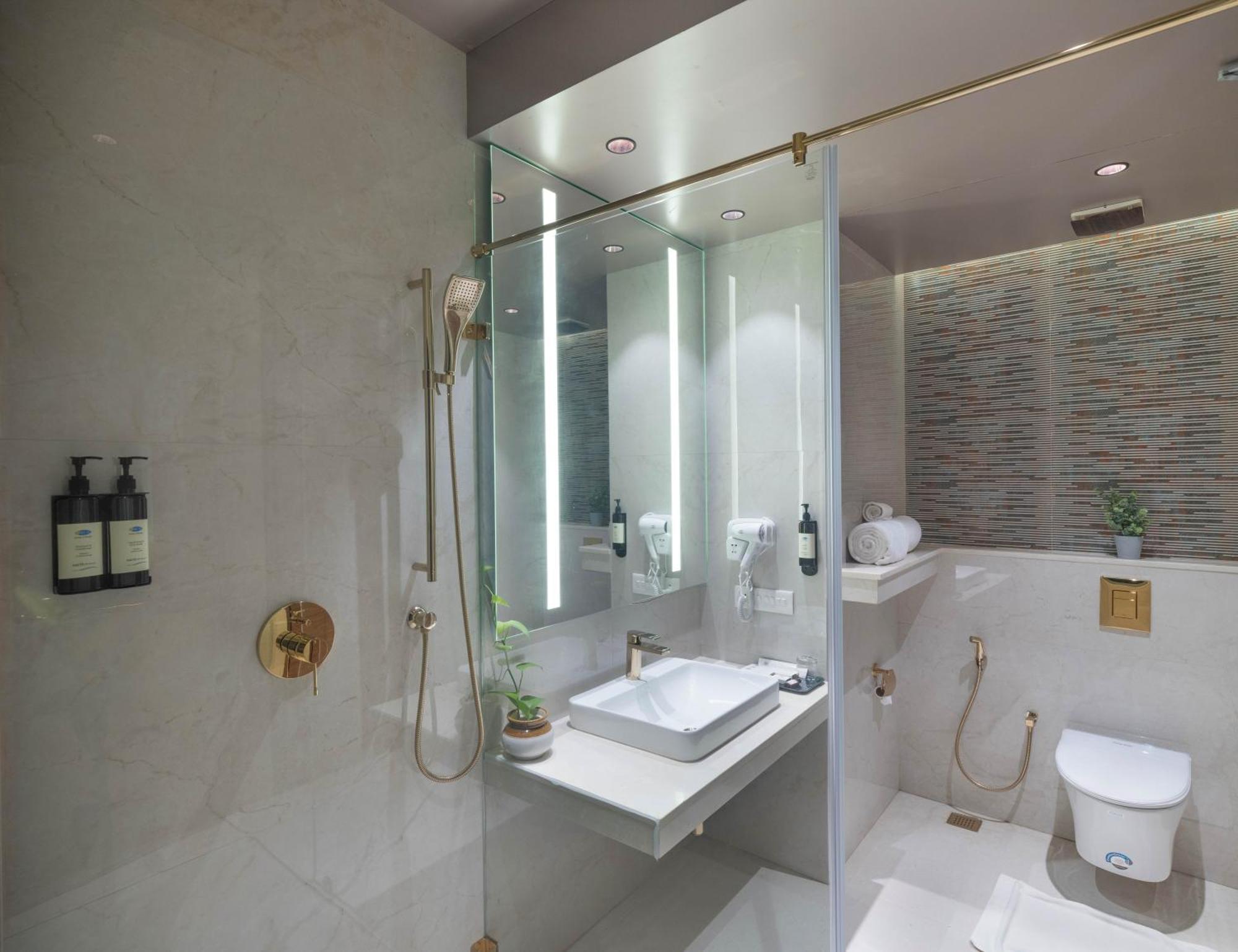 Uday Suites - The Airport Hotel Thiruvananthapuram Esterno foto