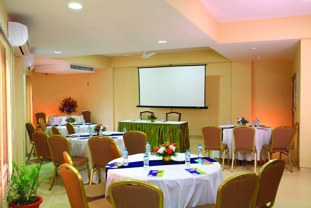 Uday Suites - The Airport Hotel Thiruvananthapuram Esterno foto