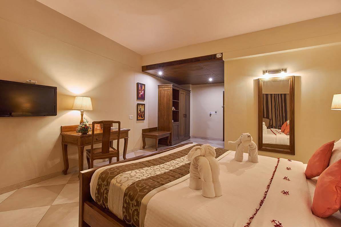 Uday Suites - The Airport Hotel Thiruvananthapuram Esterno foto